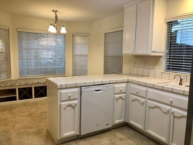 Building Photo - Charming and Spacious Home in Carmichael