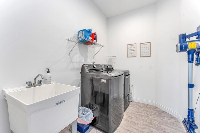 Building Photo - 8619 Landrace Dr