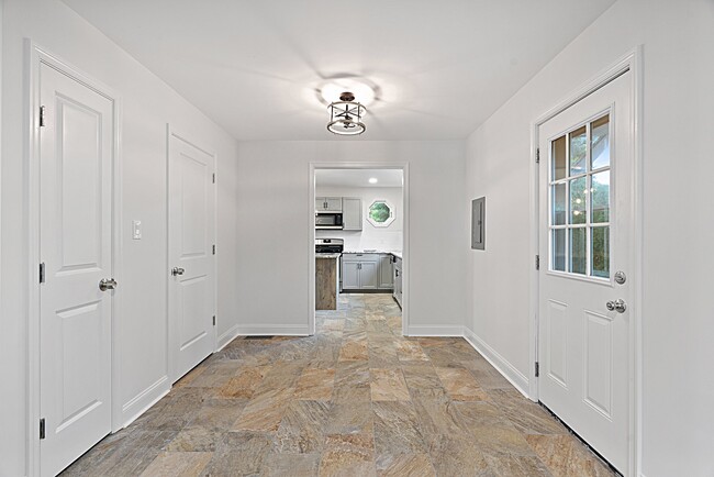 Building Photo - 409 Maiden Ln