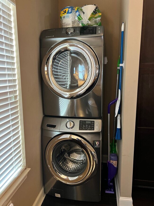 Building Photo - Parkview Condo- Unit H