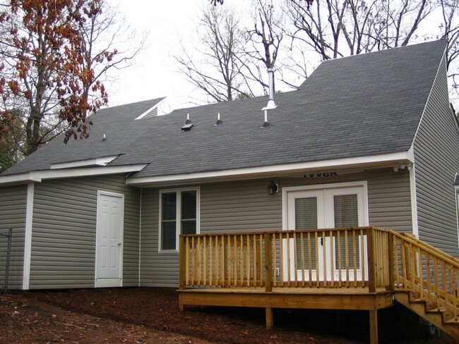 Building Photo - Great townhome near Crabtree Valley Mall