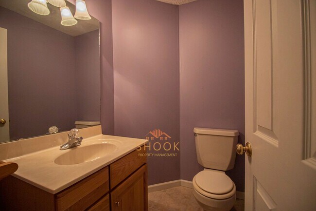 Building Photo - LARGE TOWNHOME CLOSE TO CAMPUS - LOTS OF SPACE!