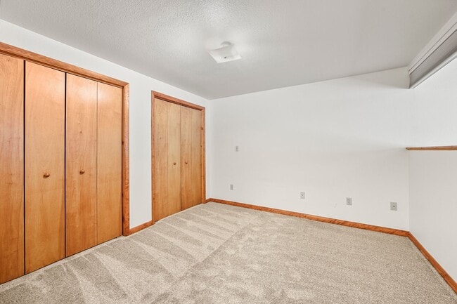 Building Photo - Mountain Life & Views- 4 bed 2 bath