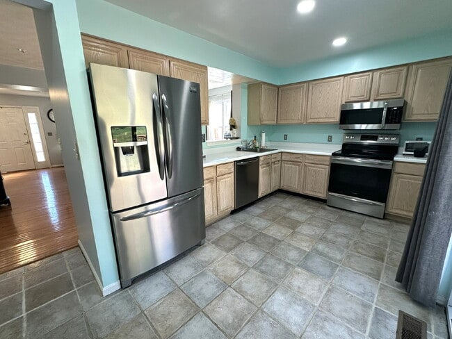 Building Photo - Lovely End Unit Townhome in Avondale Run!