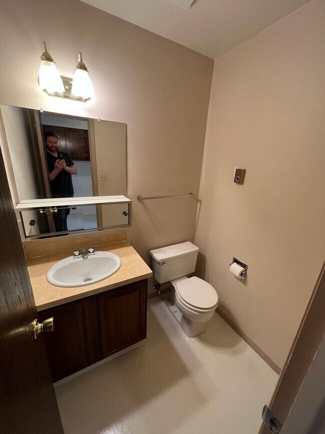 Building Photo - 3 Bedroom, 1.5 Bath Townhome W/ Attached S...