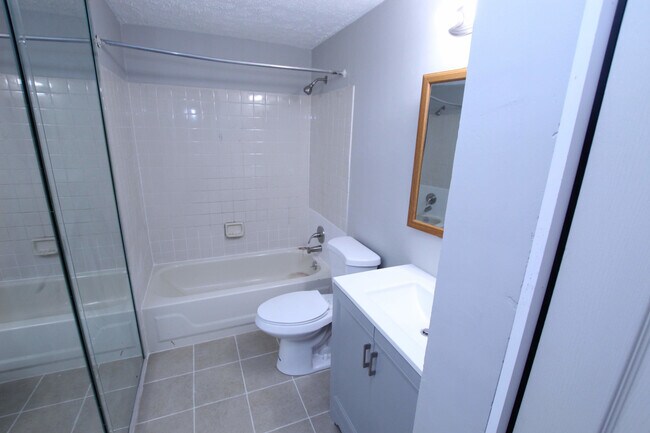 Building Photo - 52 Victoria Manor