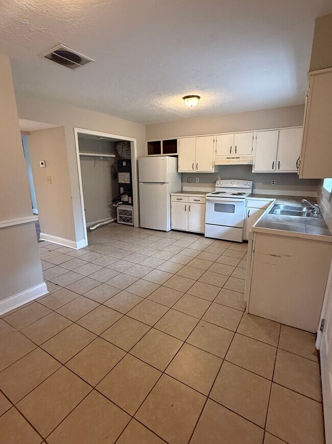 Building Photo - Looking for a comfortable place to call home? We have a great 2 bed, 1.5 bath home!
