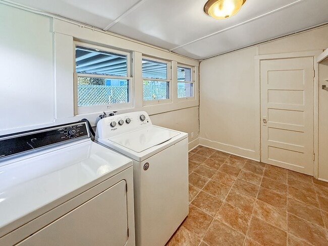Building Photo - Perfectly located 1 Bd/1Ba house with a bo...