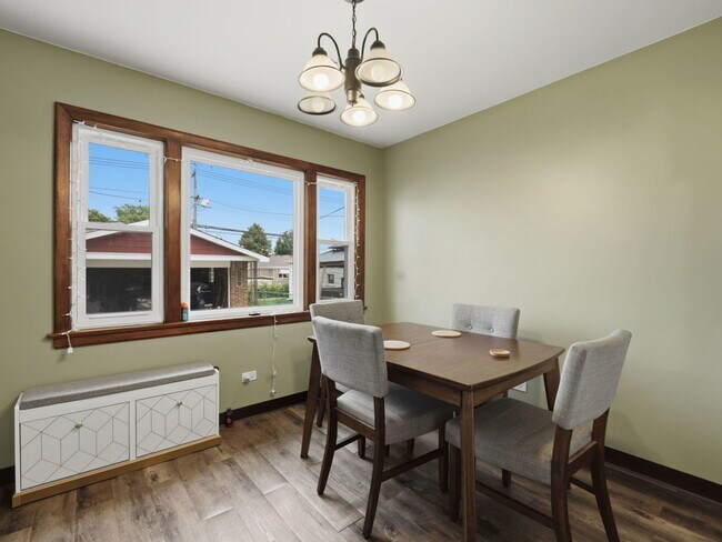 Building Photo - 5023 N Natoma Ave
