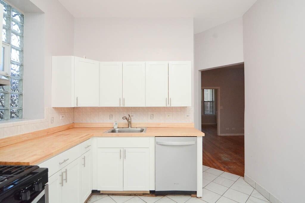 Building Photo - 2209 W Belmont Ave