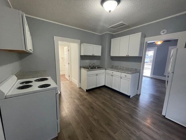 Building Photo - 2 Bedroom 1 Bathroom Home