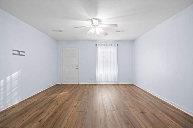 Building Photo - 504 Luxury Dr