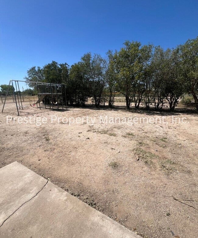 Building Photo - 3BD 2BA Waiting for You to Call Home!!