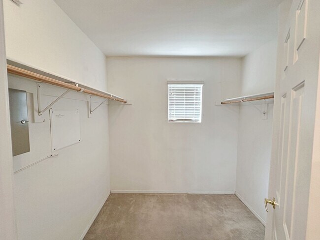 Building Photo - 3 BEDROOM + LOFT HOME IN GATED COMMUNITY I...