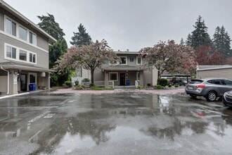 Building Photo - Prime Bellevue Location | 2 Bed Condo + Garage + Pool