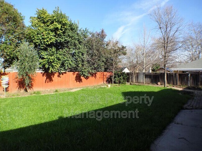 Building Photo - 612 W 6th Ave