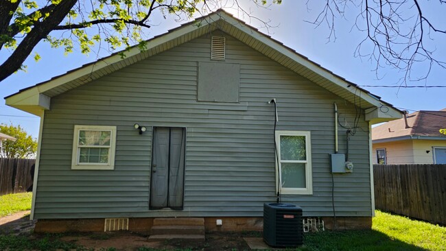 Building Photo - 3 bed 2 bath by HSU!