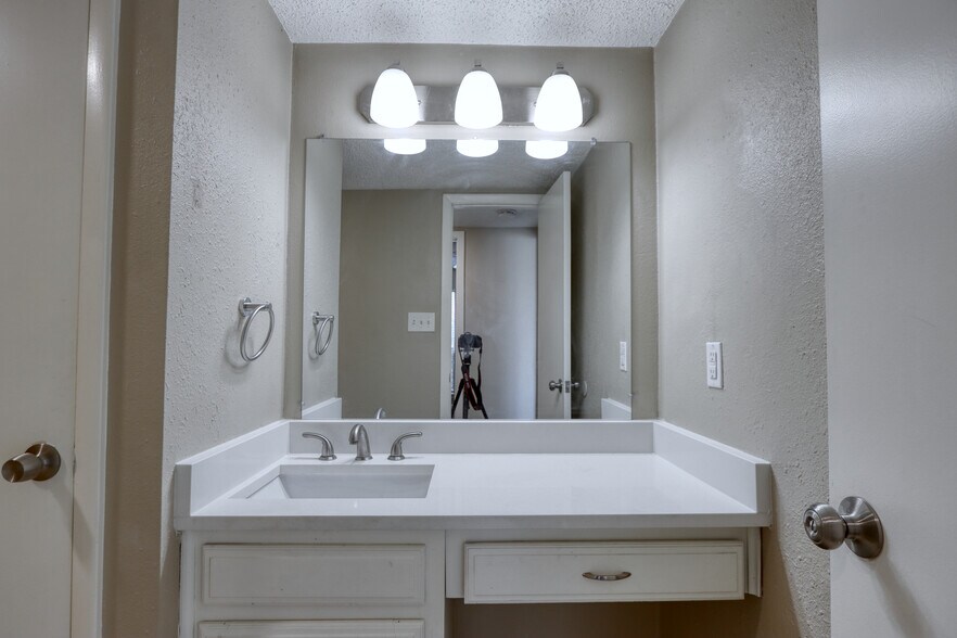 Building Photo - 711 Harbour Town Dr