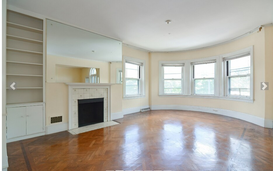 Building Photo - 923 Beacon St