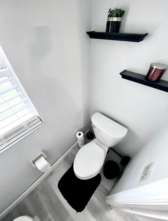 Building Photo - 6106 Everglades Dr