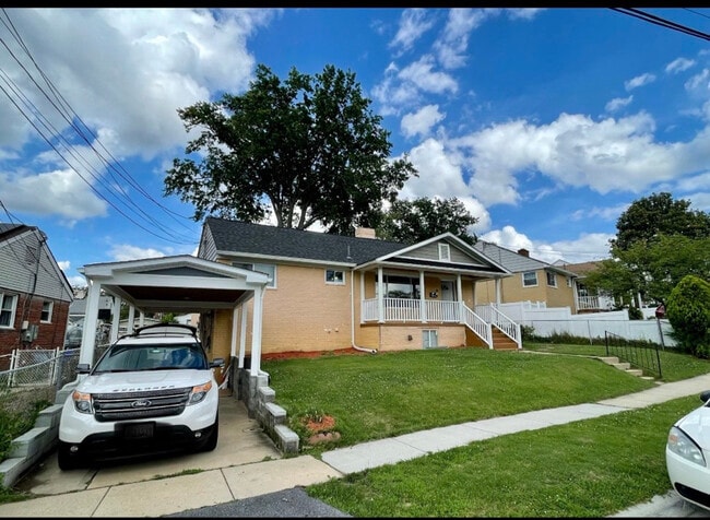 Building Photo - 1606 Parham Rd