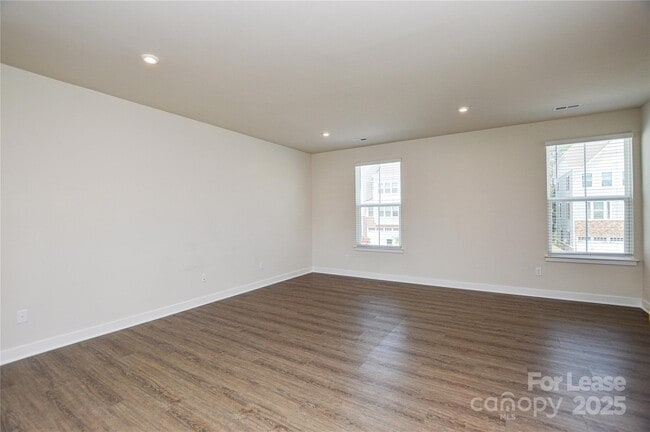 Building Photo - 9833 Oaklawn Blvd NW