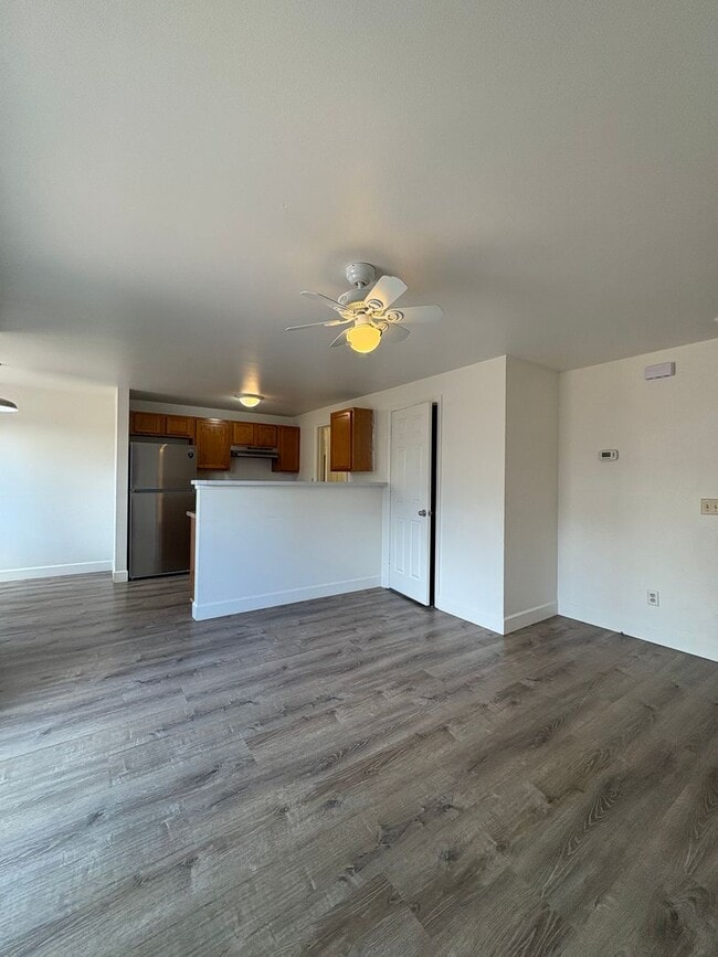 Building Photo - Cute newly remodeled townhouse
