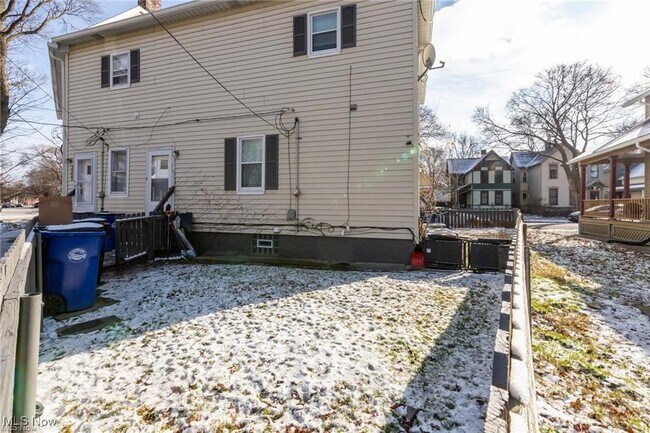 Building Photo - 3905 Woodbine Ave