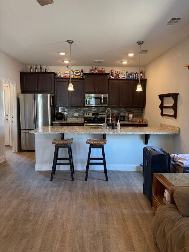 Building Photo - AVAILABLE NOW! (Pet Friendly)