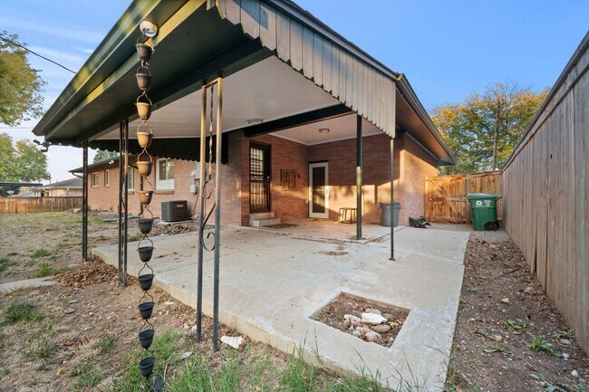 Building Photo - Available NOW! 4 Bedroom 3 Bath Beautiful ...
