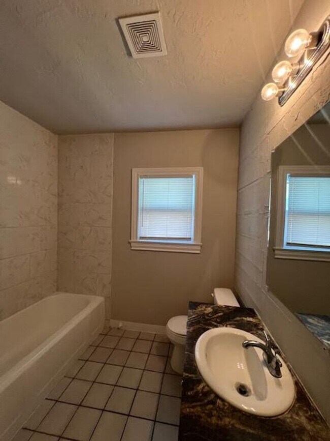 Building Photo - 3619 Fort Ave