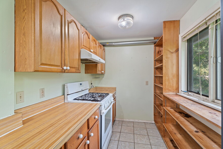 Building Photo - 402 University Ave