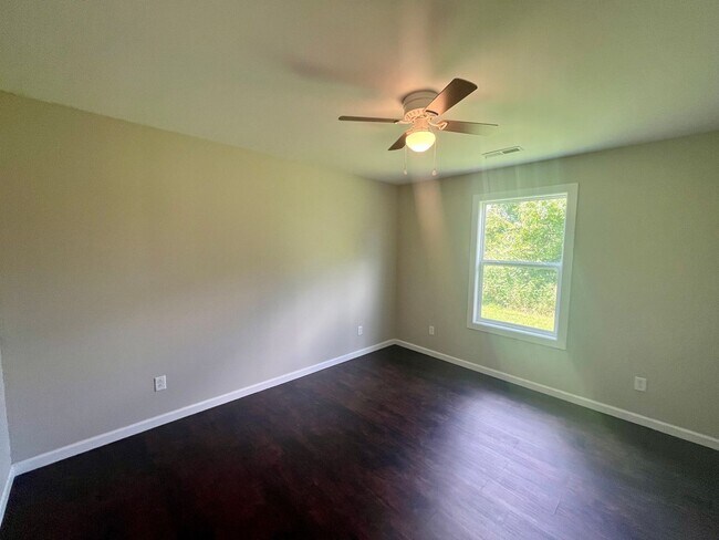 Building Photo - 3 Bedrooms | 2 Bathrooms | 1 Car Garage