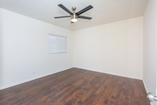 Building Photo - Refreshed 2 Bed/1 Bath Single Family Home ...