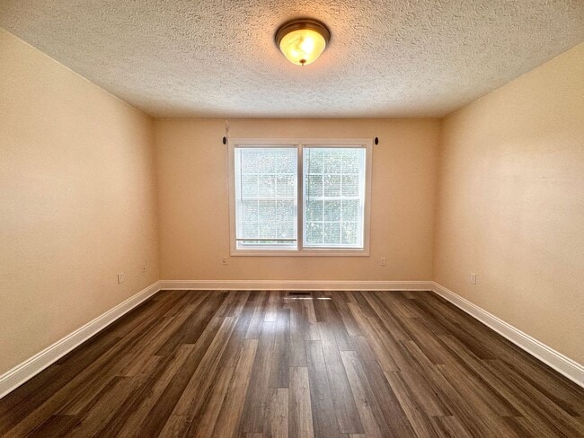Building Photo - Huff Heritage Townhome  3 Bed, 2.5 Bath  A...