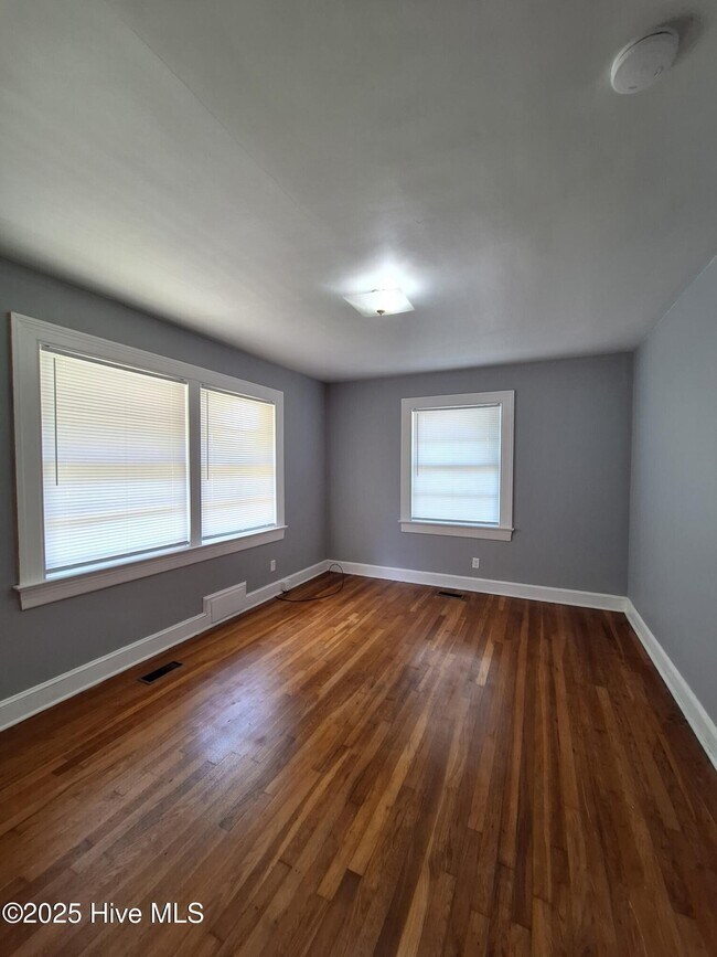 Building Photo - 2409 S Memorial Dr