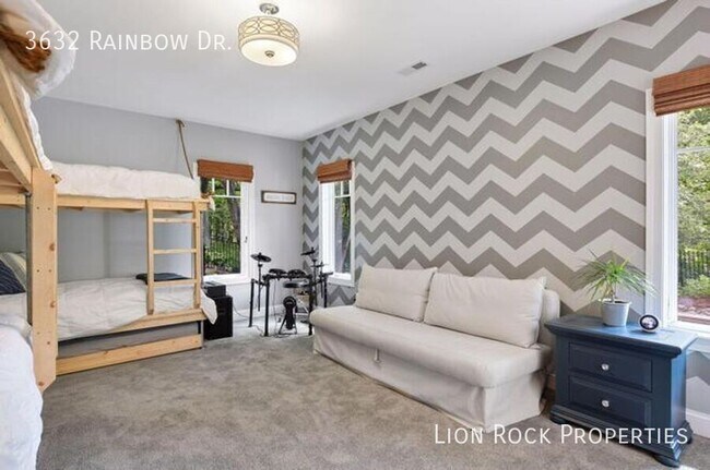 Building Photo - 3632 Rainbow Dr