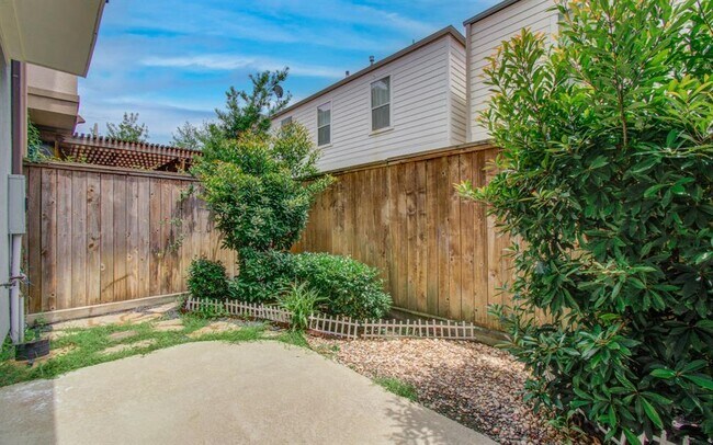 Building Photo - 11023 Acorn Falls Dr