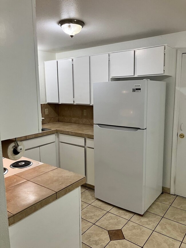 Building Photo - 2429 NE Saratoga St