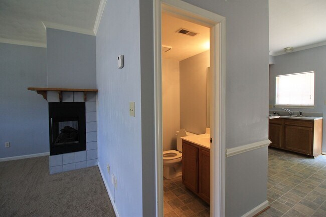 Building Photo - 2 Bedroom 2 Bath Townhome