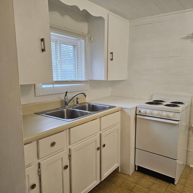 Building Photo - Small house for You