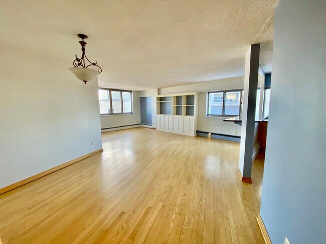 Building Photo - 1919 N Summit Ave