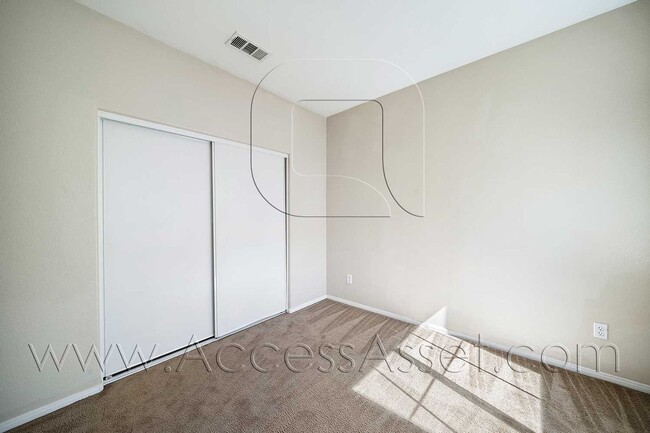 Building Photo - Beautiful 3 Bed / 2.5 Bath Townhouse In Vi...