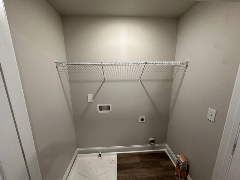 Washer & Dryer Connection - 6410 Olmadison Pl