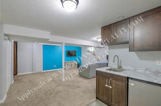 Building Photo - Beautiful 3 Bed 2.5 Bath Raised Ranch in L...