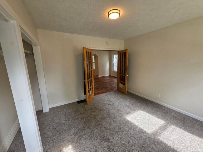 Building Photo - South Wedge Large 2 Bedroom Half House 1st...