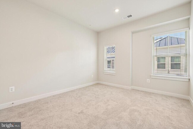 Building Photo - 2528 VERONA Pl