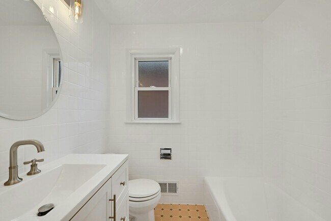 Building Photo - 126 Huber St