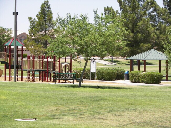 Building Photo - GREAT LOCATION WITH A COMMUNITY POOL
