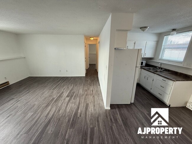 Building Photo - 600 E Aspen Blvd